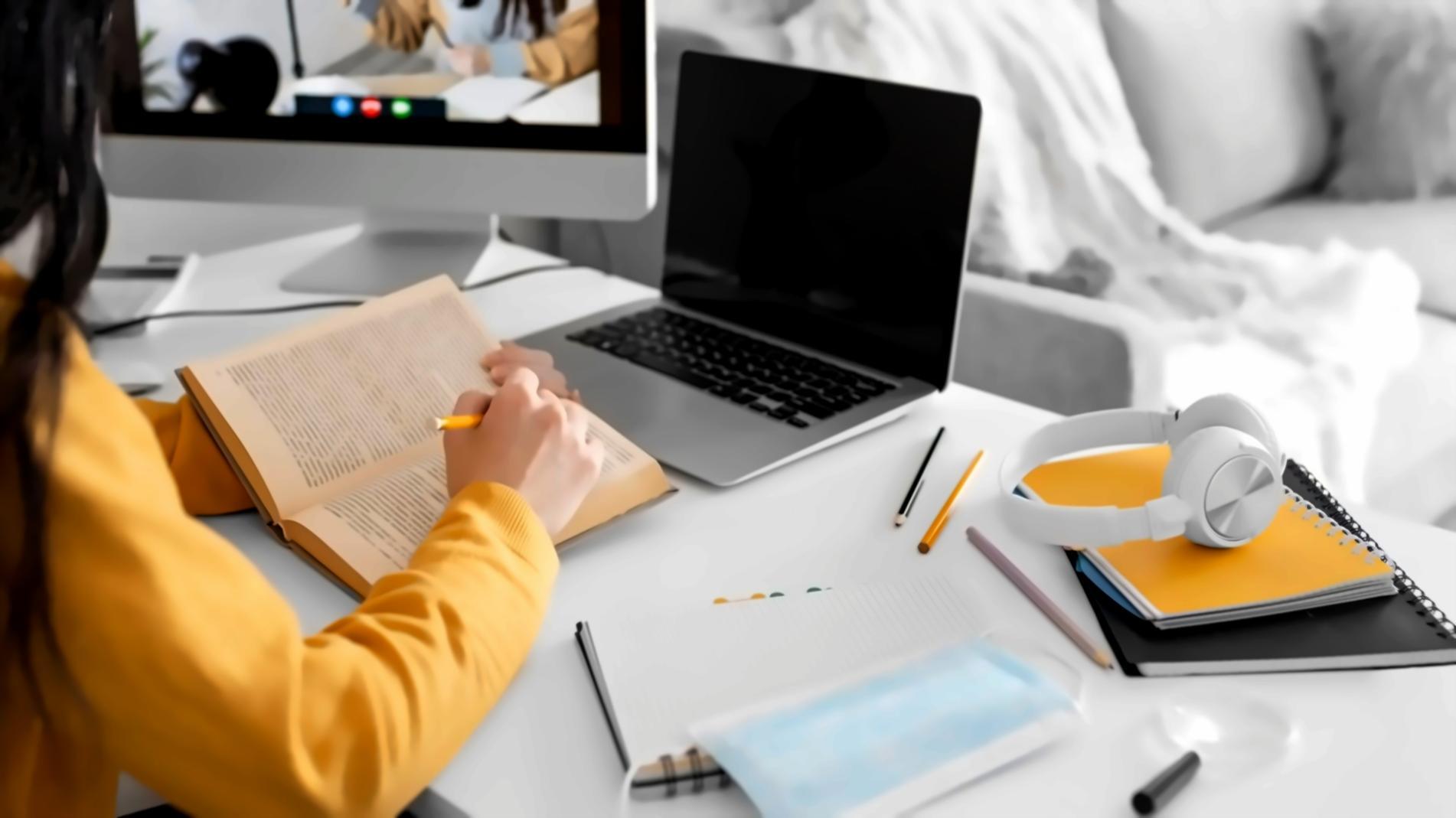 Professionelle Finanzschulung in modernem Seminarraum mit interaktiven Lernmethoden